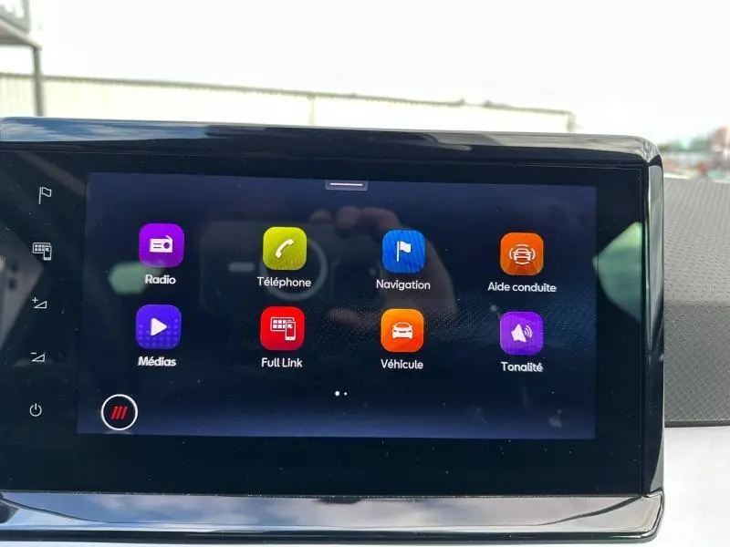 Écran tactile central du tableau de bord de la SEAT IBIZA 2025 blanc Nevada, affichant les options multimédia et navigation.