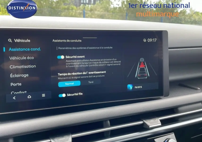 Écran tactile du tableau de bord du Hyundai Tucson blanc, affichant les réglages d'assistance à la conduite.