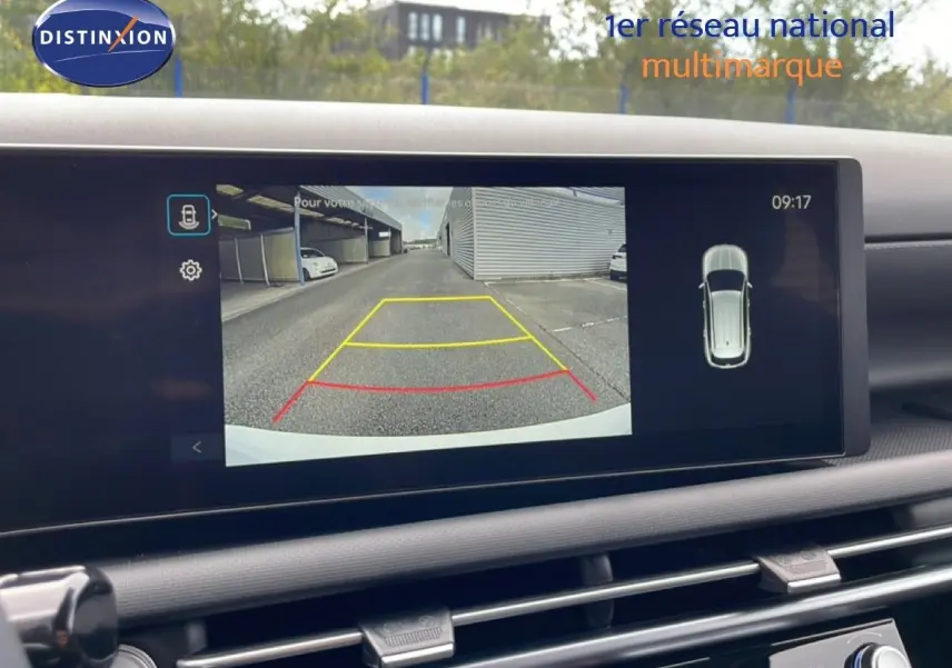 Affichage de la caméra de recul sur l'écran intérieur du Hyundai Tucson blanc Atlas, vue arrière avec guidage coloré.