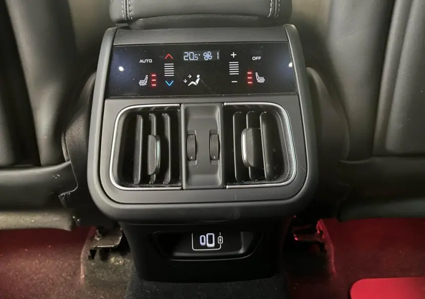 Vue rapprochée de la console arrière noire avec commandes climatisation tactile et aérateurs du Maserati Grecale bleu 2022.