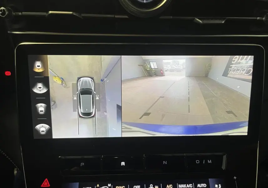 Affichage de la caméra 360° et vue arrière sur l'écran tactile du tableau de bord du Maserati Grecale bleu.