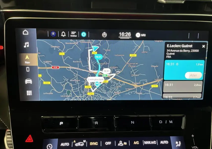 Écran tactile central du GPS de la Maserati Grecale bleu, affichant un itinéraire et les commandes climatisation.