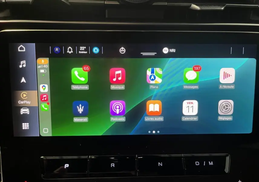 Écran tactile central du Maserati Grecale bleu 2022 affichant Apple CarPlay avec icônes colorées.