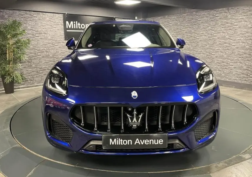 Vue frontale d'une Maserati Grecale bleu profond avec calandre verticale et logo Trident distinctif.