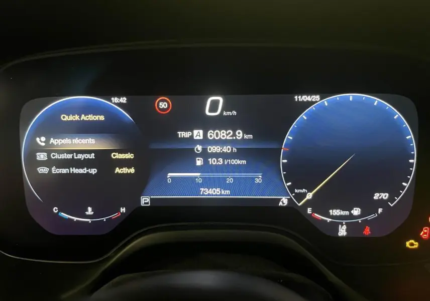 Tableau de bord numérique du Maserati Grecale bleu, affichant vitesse, autonomie et options activées.