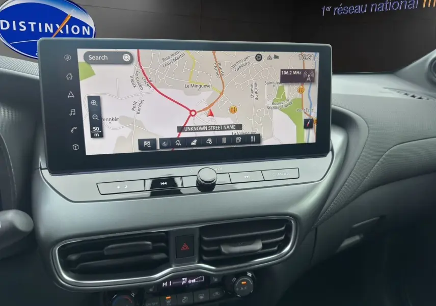 Écran tactile 12,3'' du système de navigation NissanConnect dans le tableau de bord du Nissan Juke gris squale.