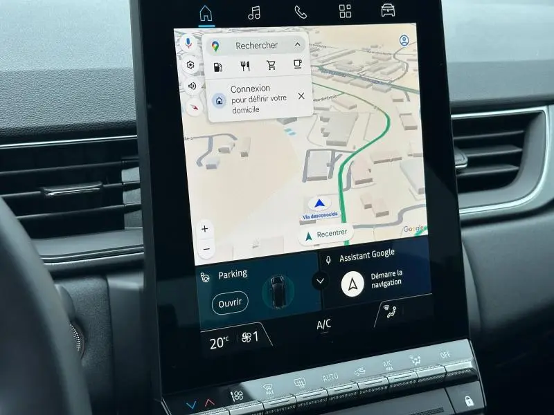 Écran tactile central du Renault Captur 2025 affichant la navigation GPS et commandes climatisation, intérieur moderne gris.