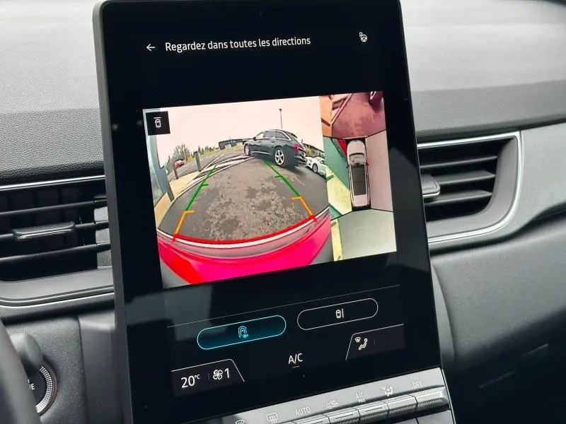 Écran central du Renault Captur 2025 montrant la caméra de recul avec partie arrière rouge flamme visible en bas.