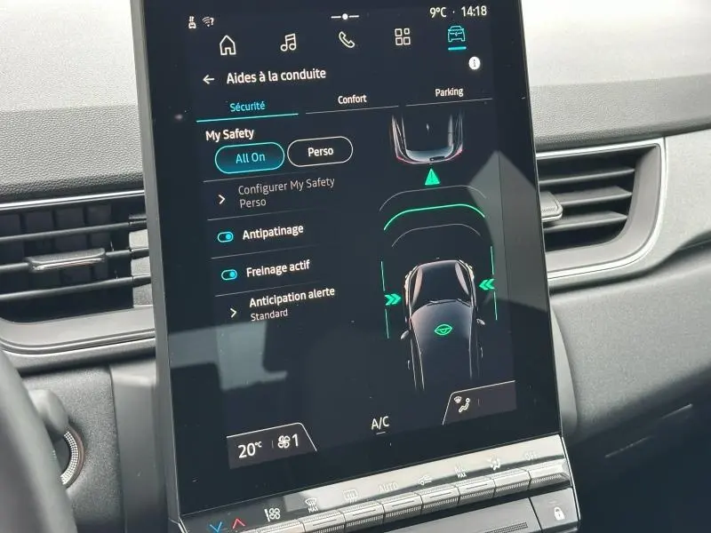 Écran tactile central du Renault Captur 2025 affichant les aides à la conduite et la climatisation intérieure.