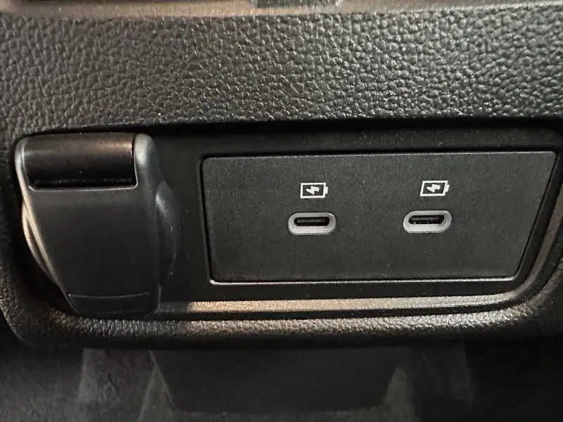 Gros plan sur deux ports USB-C de recharge et une prise 12V dans l'habitacle du Renault Captur 2025.