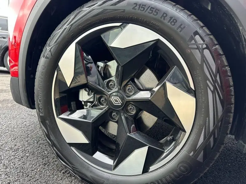 Gros plan sur la jante noire et argentée du Renault Captur Rouge Flamme 2025, avec pneu Continental visible.