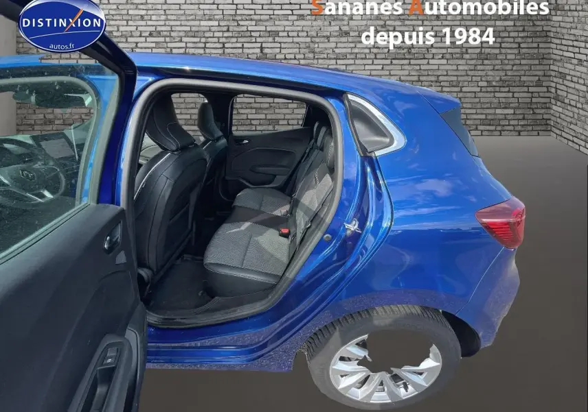 Vue côté gauche arrière d'une Renault Clio 2021 Bleu Iron avec porte arrière ouverte et sellerie noire en velours et cuir synthétique.