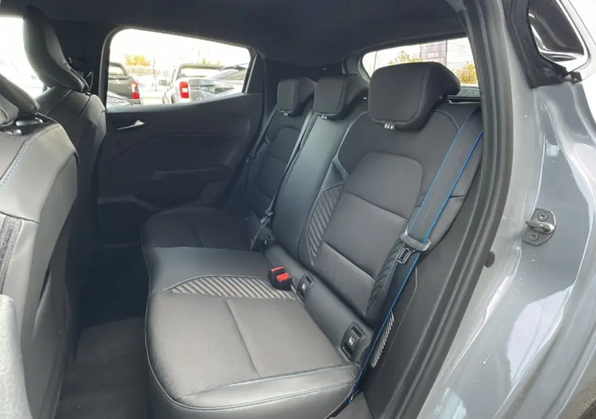 Vue intérieure arrière côté droit de la Renault Clio V E-Tech 145 Esprit Alpine Bose avec sellerie noire et surpiqûres bleues.