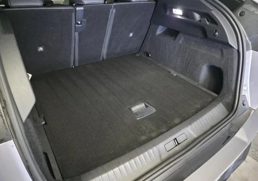Coffre ouvert vu de l'arrière droit du Peugeot 3008 gris, montrant un espace de chargement propre et spacieux.
