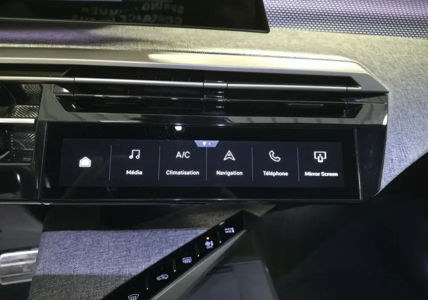 Vue rapprochée de la console centrale du Peugeot 3008 2025, avec écran tactile et décor tissu gris Rimini.