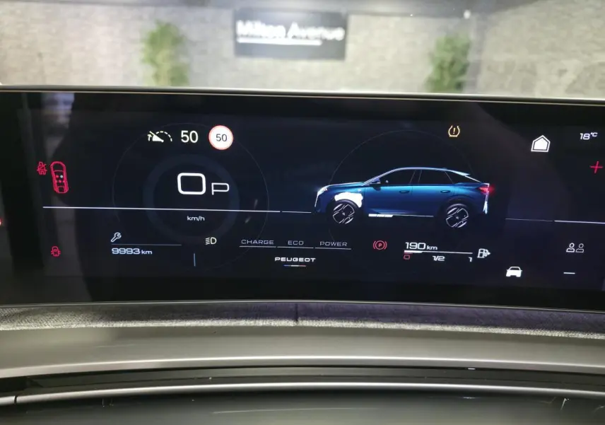 Affichage numérique du tableau de bord montrant un SUV Peugeot 3008 bleu de profil droit avec informations de conduite.