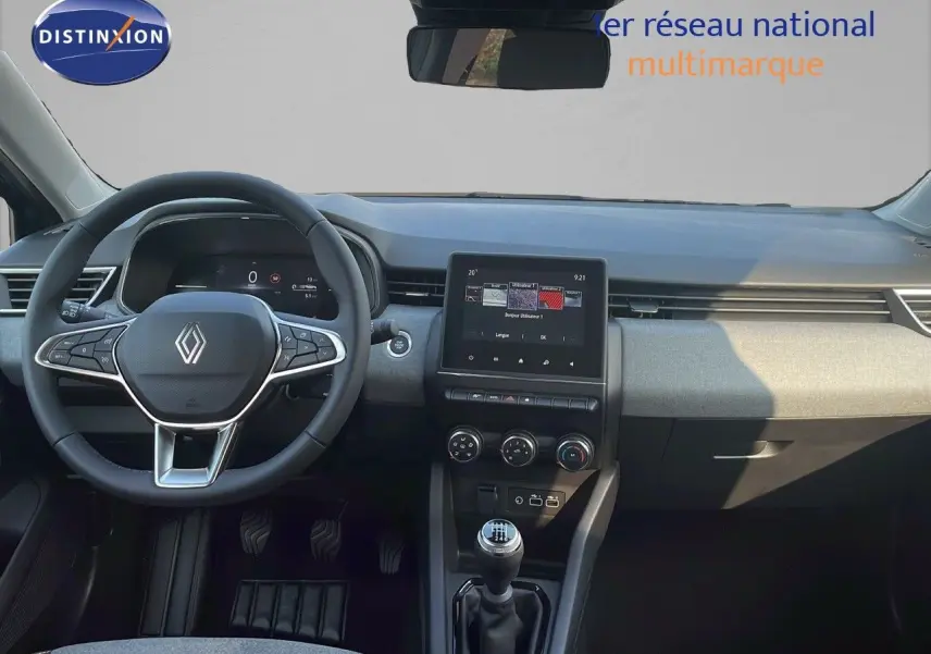 Vue intérieure avant de la Renault Clio V BlueDCI 100ch Evolution 2025, tableau de bord gris et volant cuir multifonction.