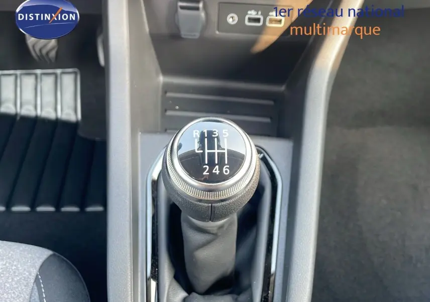 Le levier de vitesses manuel de la Renault Clio gris schiste, vu en gros plan depuis l'avant.