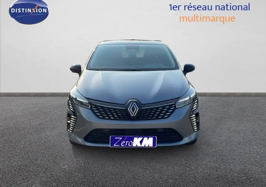 Vue avant d'une Renault Clio 2025 gris schiste métal avec calandre moderne et feux LED verticaux allumés.