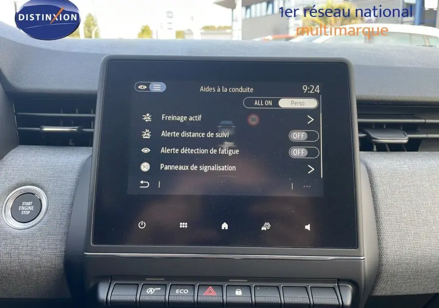 Vue rapprochée de l’écran tactile central de la Renault Clio gris schiste, affichant les aides à la conduite.