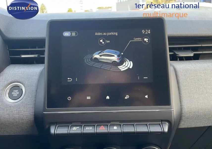 Écran central de la Renault Clio 2025 montrant l’aide au parking avec vue 3D du véhicule gris schiste métal.