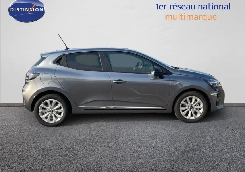 Profil droit d'une Renault Clio 2025 gris schiste métal, avec jantes alliage et vitres teintées.