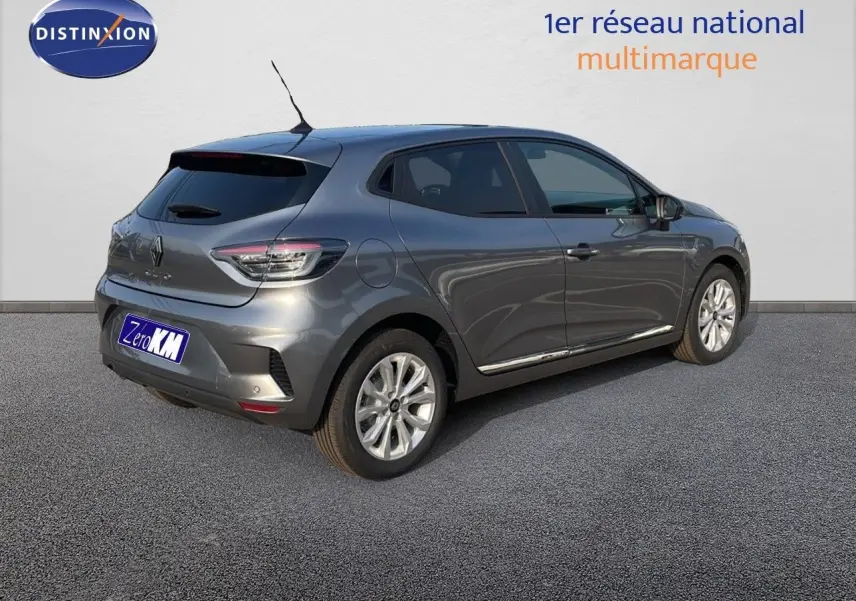 Renault Clio V BluedCi 100ch Evolution gris schiste métal vue 3/4 arrière droit sur sol gris, arrière et jantes visibles.