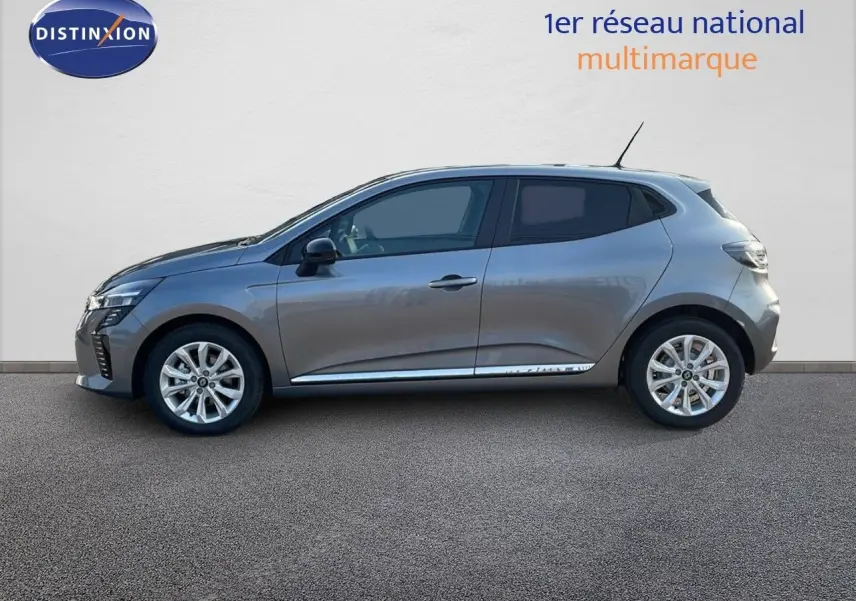 Profil droit d'une Renault Clio V BluedCi 100ch Evolution gris schiste métal avec jantes alliage et vitres teintées.