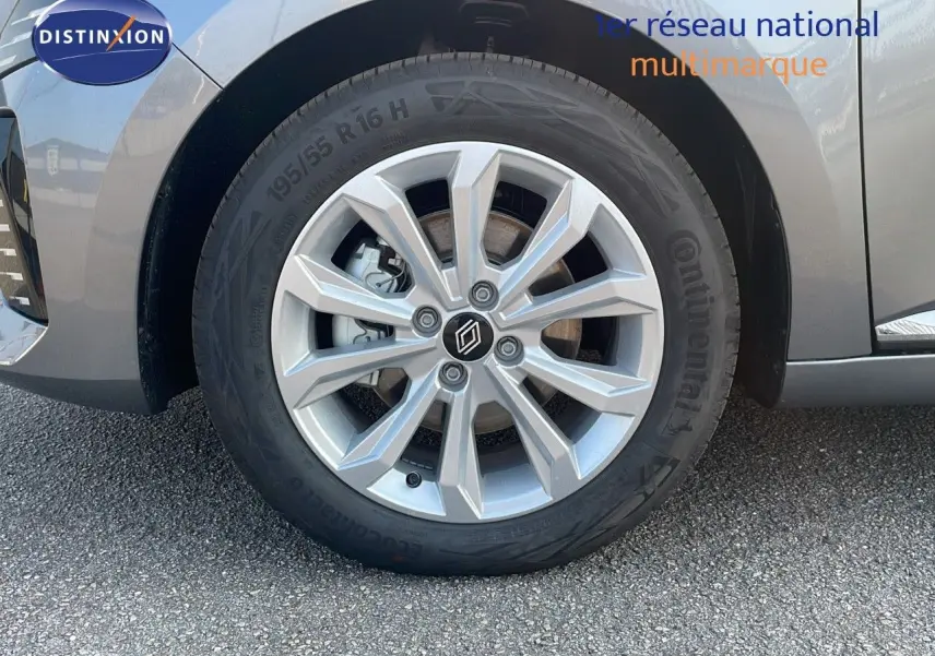 Gros plan sur la roue avant gauche de la Renault Clio gris schiste métal, jante alliage 16 pouces au design moderne.