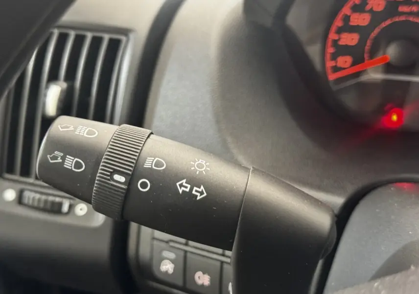 Gros plan sur la manette de clignotants et phares du tableau de bord du Citroën Jumper blanc 2023.