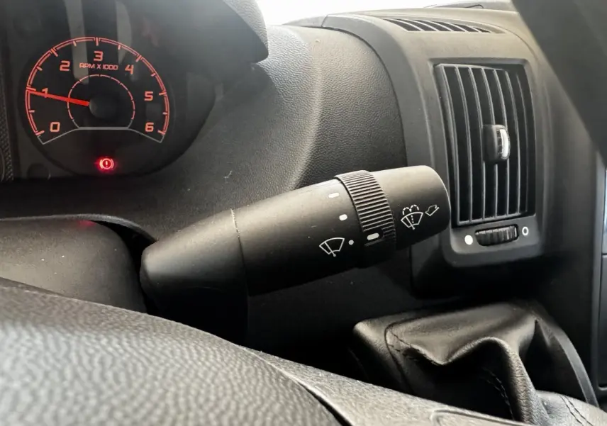 Gros plan intérieur sur le commodo d’essuie-glace et le tableau de bord noir du Citroën Jumper 2023.