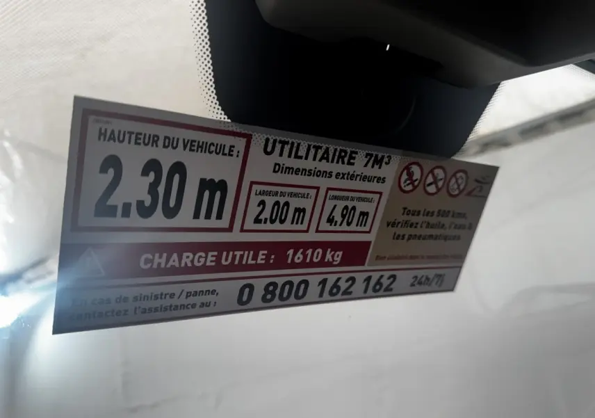 Vue intérieure du pare-brise d’un Citroën Jumper blanc avec autocollant des dimensions et charge utile visible.