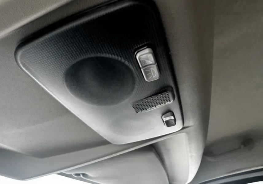 Plafonnier intérieur gris avec interrupteurs d’éclairage, vue en légère contre-plongée dans un Citroën Jumper blanc.