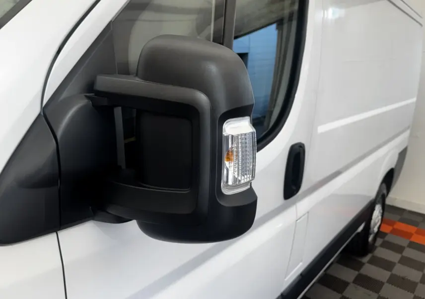 Vue rapprochée du rétroviseur droit noir avec clignotant intégré sur un utilitaire blanc Citroën Jumper 2023.