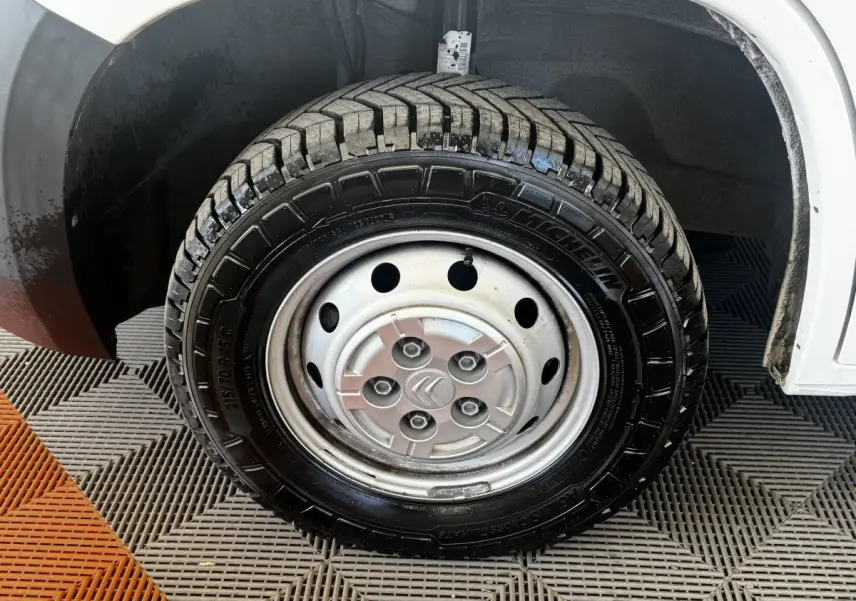 Gros plan sur la roue avant droite du Citroën Jumper blanc avec jante acier et pneu Michelin.