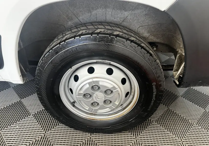 Gros plan sur la roue arrière droite en jante acier du Citroën Jumper blanc, avec pneu Continental visible.