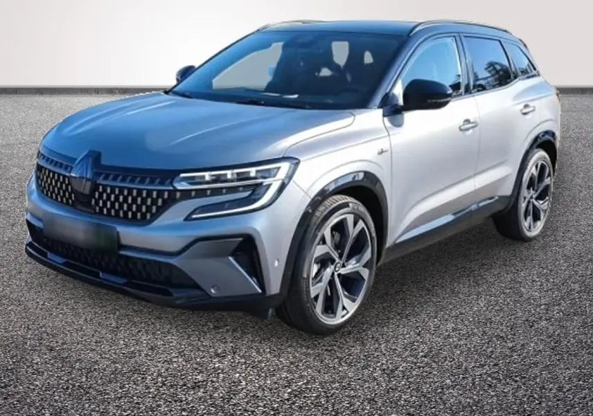 Renault Austral gris foncé en 3/4 avant droit, avec calandre à damier et jantes bi-ton distinctives.