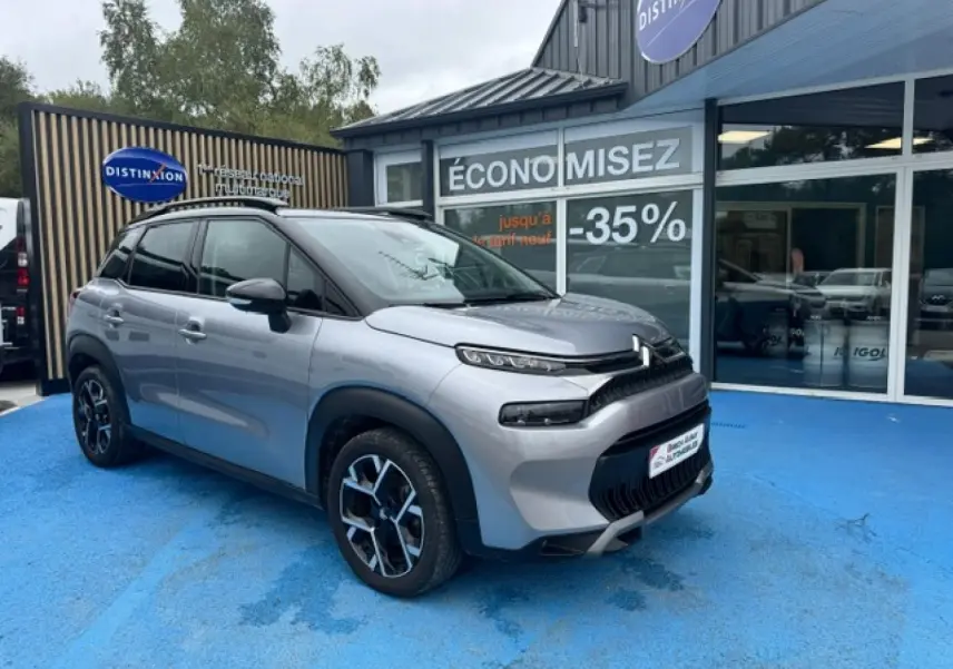 Citroën C3 Aircross gris acier vue 3/4 avant droit avec toit noir et jantes alu distinctives.