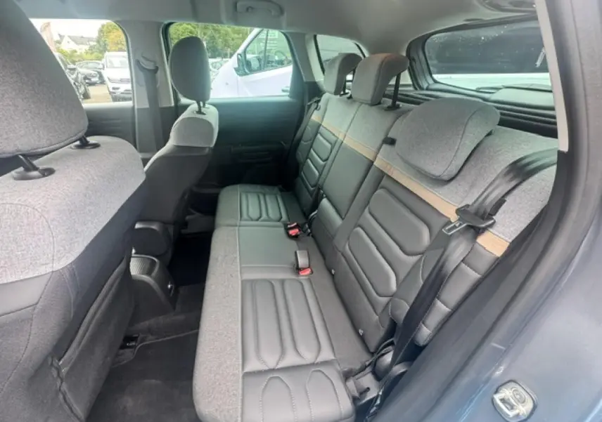 Vue intérieure côté droit des sièges arrière bi-matière gris et noir du Citroën C3 Aircross 2024.