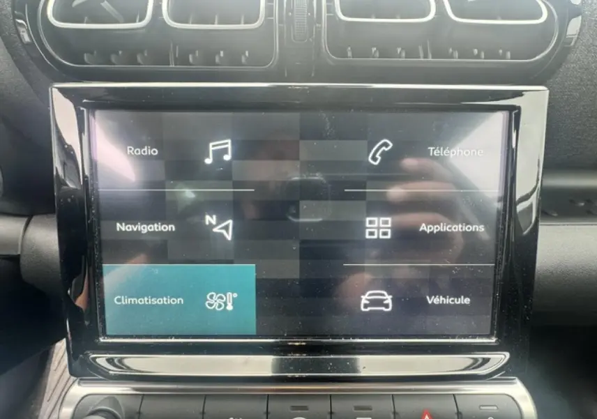 Écran tactile central du tableau de bord du Citroën C3 Aircross 2024 avec commandes climatisation et navigation.