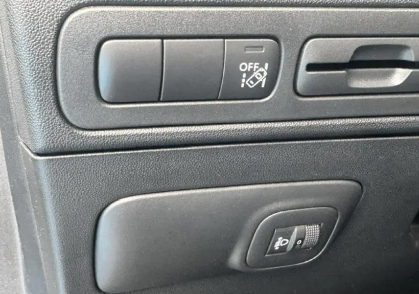 Gros plan sur les commandes noires du tableau de bord intérieur de la Citroën C3 Aircross 2024.