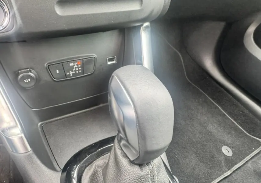 Le levier de vitesses automatique en cuir noir de la Citroën C3 Aircross 2024, vue intérieure rapprochée.