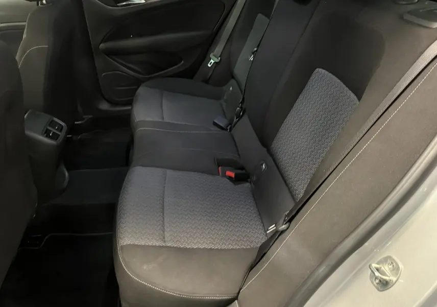 Vue côté droit de la banquette arrière tissu anthracite de l'Opel Insignia Sports Tourer gris avec ceintures de sécurité visibles.