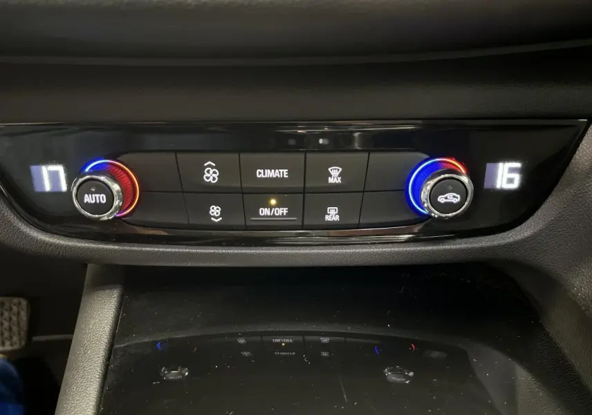 Panneau de commande de la climatisation bi-zone avec réglages numériques et boutons rotatifs dans l'Opel Insignia Sports Tourer.