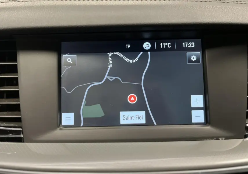 Écran tactile central du système de navigation de l'Opel Insignia Sports Tourer affichant une carte avec localisation Saint-Fiel.