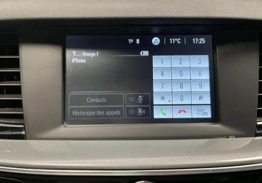 Écran tactile multimédia central affichant le clavier téléphonique dans l'habitacle de l'Opel Insignia Sports Tourer.