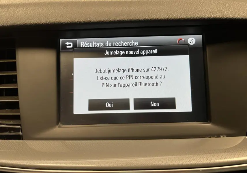 Écran tactile central de l’Opel Insignia Sports Tourer 2020 affichant la demande de jumelage Bluetooth.