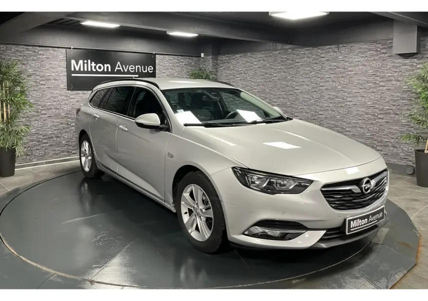 Opel Insignia Sports Tourer gris métallisé vue 3/4 avant droit avec calandre chromée et jantes alliage 17 pouces