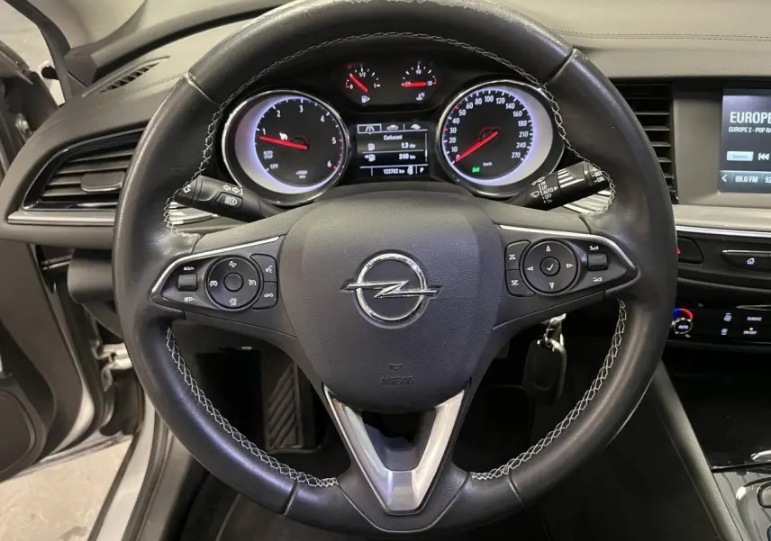 Volant cuir noir multifonctions Opel Insignia 2020 avec tableau de bord et écran tactile central visibles.