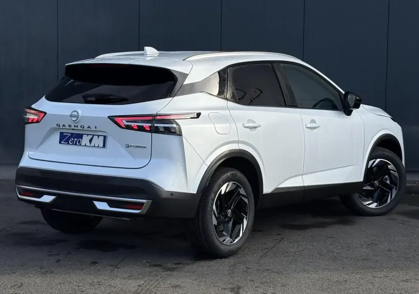 Vue 3/4 arrière droit du Nissan Qashqai blanc nacré e-Power avec jantes alliage noires et vitres teintées.